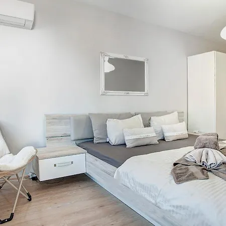 Maxim Center 1bdr Next To Subway Station And Mall