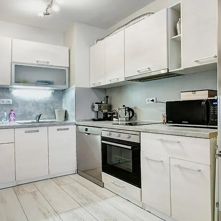 Maxim Center 1bdr Next To Subway Station And Mall