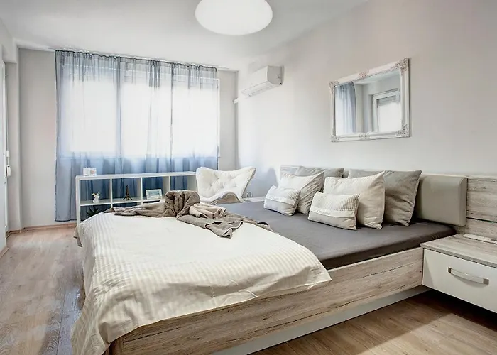 Daire Maxim Center 1bdr Next To Subway Station And Mall