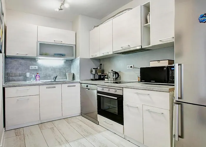 Maxim Center 1bdr Next To Subway Station And Mall