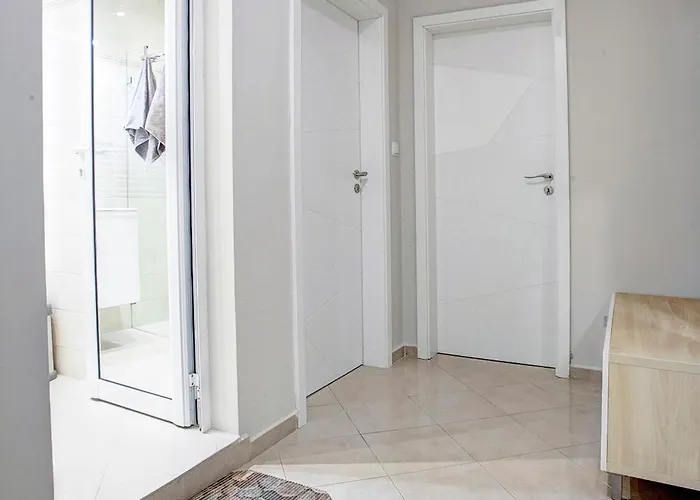 Maxim Center 1bdr Next To Subway Station And Mall Daire