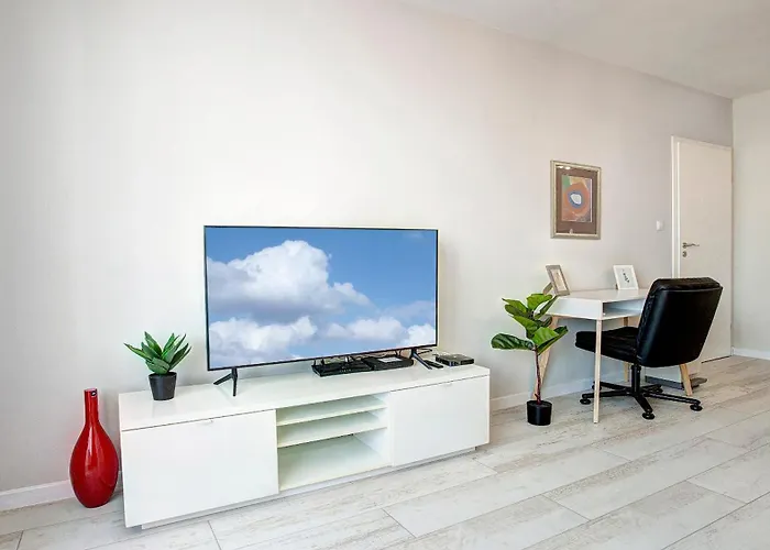 Maxim Center 1bdr Next To Subway Station And Mall