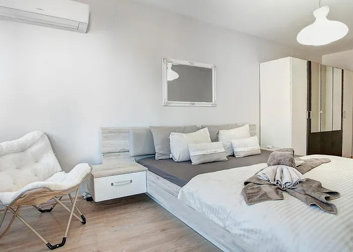 Maxim Center 1bdr Next To Subway Station And Mall