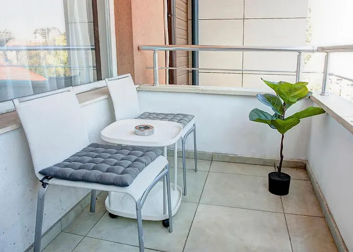 Maxim Center 1bdr Next To Subway Station And Mall Daire