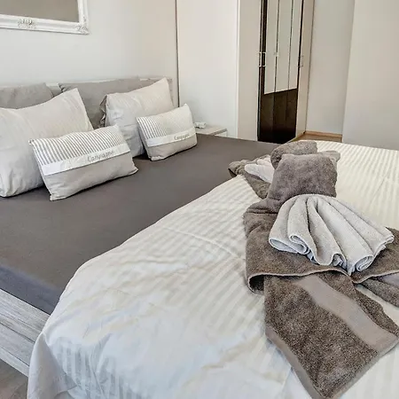 Maxim Center 1bdr Next To Subway Station And Mall