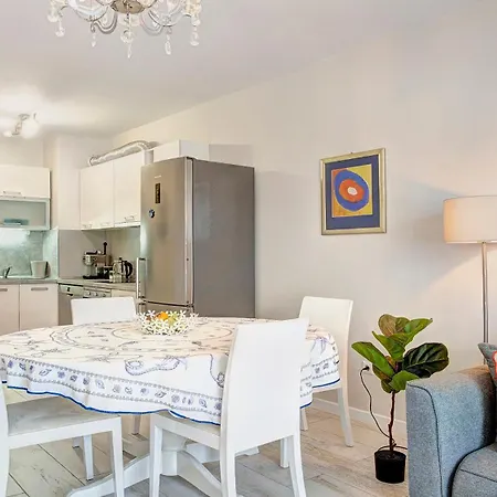 Maxim Center 1bdr Next To Subway Station And Mall Апартамент