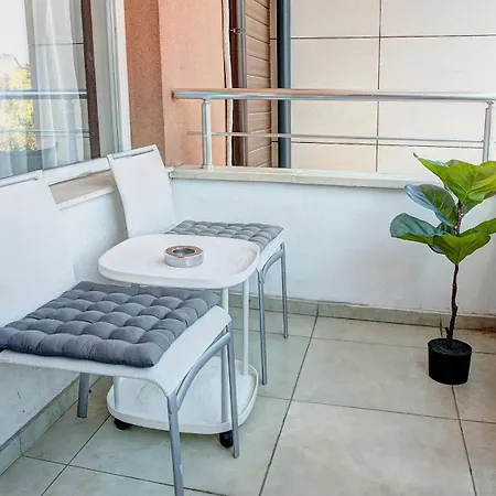 Maxim Center 1bdr Next To Subway Station And Mall Апартамент